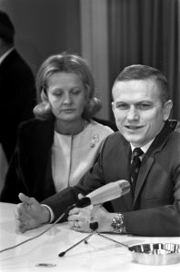 Frank Borman en echtgenote geven persconferentie op Schiphol, Bestanddeelnr 922-0907