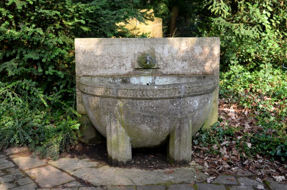 Frankfurt, Hauptfriedhof, Brunnen bei VI 314