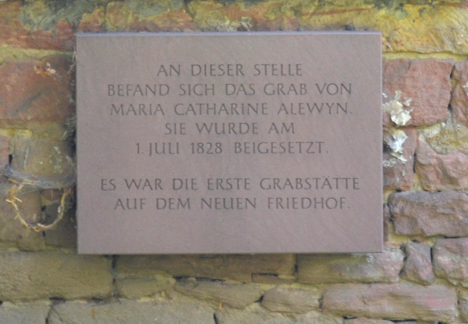 Frankfurt, Hauptfriedhof, Gedenkstein für das erste Grab auf dem Hauptfriedhof