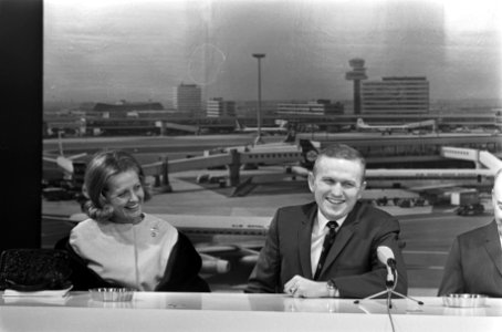 Frank Borman en echtgenote geven persconferentie op Schiphol, Bestanddeelnr 922-0908