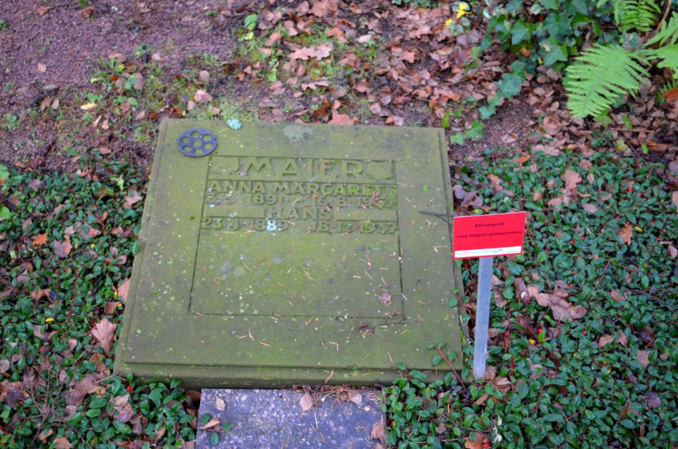 Frankfurt, Hauptfriedhof, Ehrengrab XIV Urnenhain 521 Hans Maier