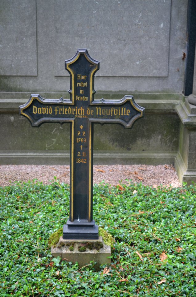 Frankfurt, Hauptfriedhof, Grab adM 214-215 de Neufville, Einzelgrab 23
