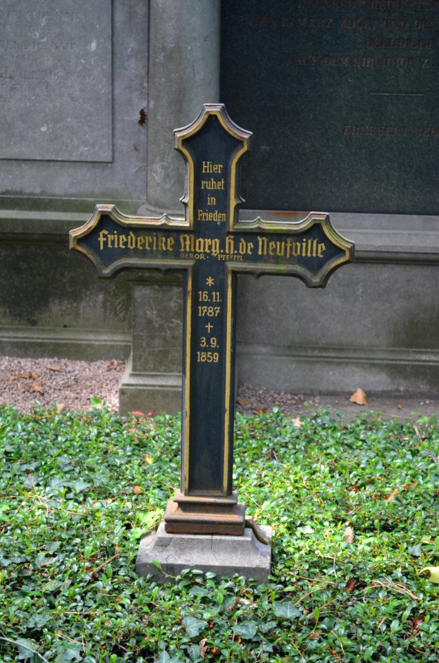 Frankfurt, Hauptfriedhof, Grab adM 214-215 de Neufville, Einzelgrab 22