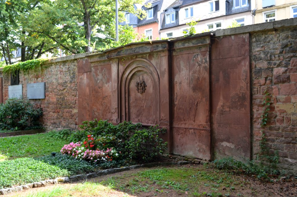 Frankfurt, Hauptfriedhof, Grab adM 111-113 de Bary