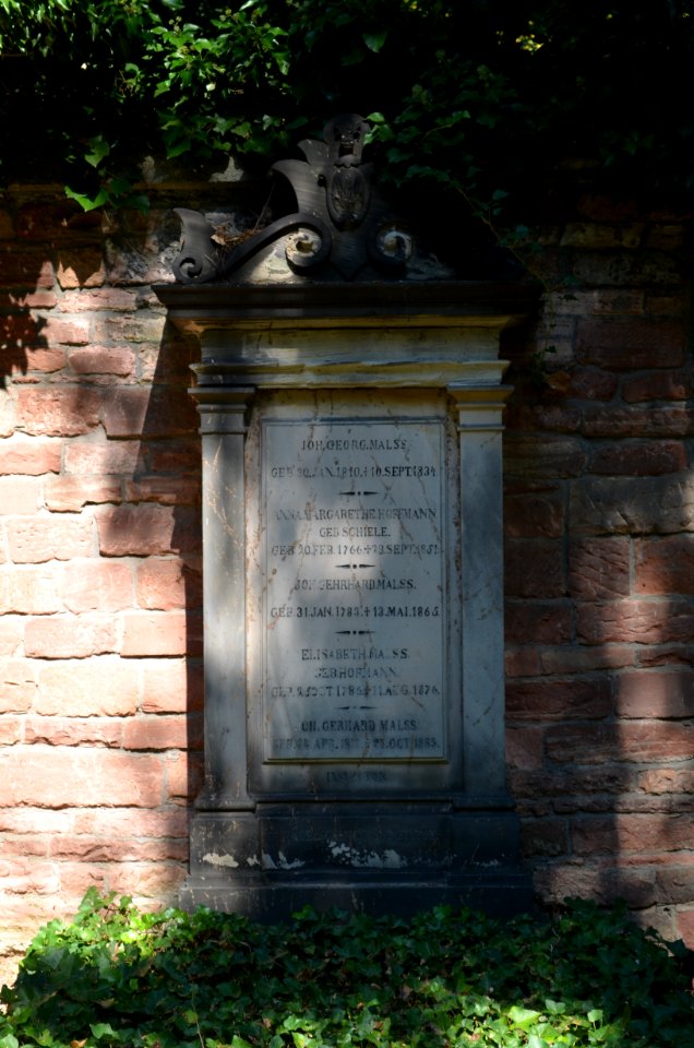 Frankfurt, Hauptfriedhof, Grab adM 325 Malss