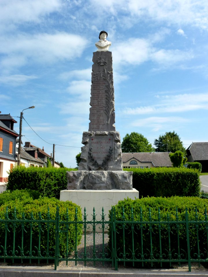 Fraillicourt (Ardennes) monument aux morts