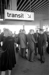 Frank Borman en echtgenote geven persconferentie op Schiphol vertrek van Schipho, Bestanddeelnr 922-0911 photo