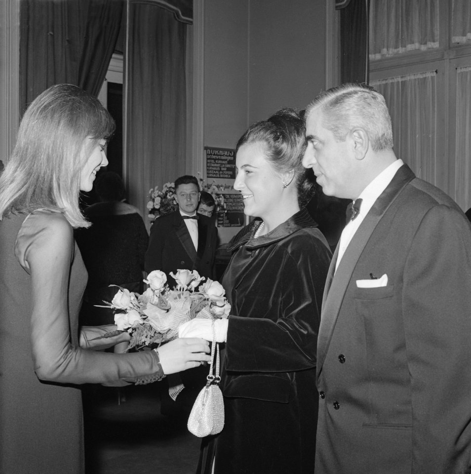 Francoise Hardy biedt prinses Margriet bloemen aan tijdens het Grand Gala du Dis, Bestanddeelnr 915-6257