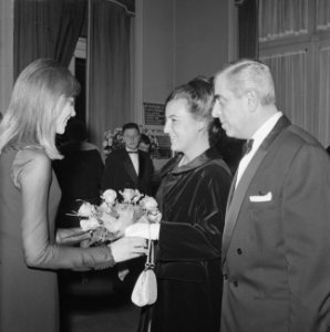 Francoise Hardy biedt prinses Margriet bloemen aan tijdens het Grand Gala du Dis, Bestanddeelnr 915-6257