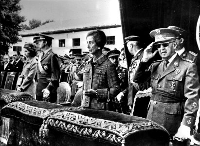 Franco met vrouw Dona Carmen Polo (rechts) links opvolger Prins Juan Carlos met (no frame)