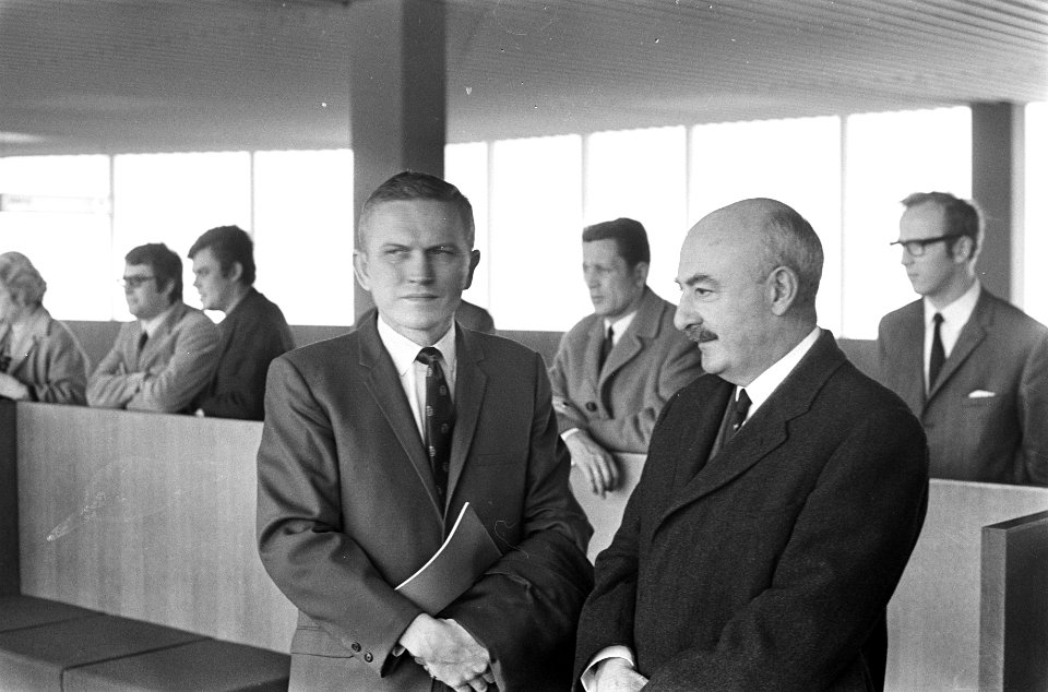 Frank Borman en echtgenote geven persconferentie op Schiphol vertrek van Schipho, Bestanddeelnr 922-0910