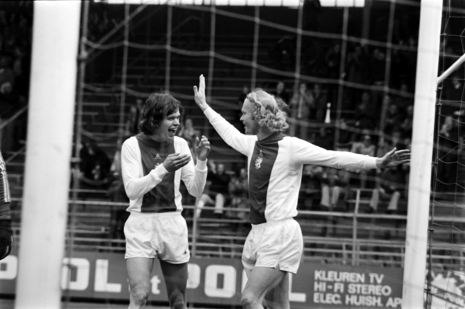 Frank Arnesen applaudiseert voor de scorende Ruud Geels, Bestanddeelnr 929-1174
