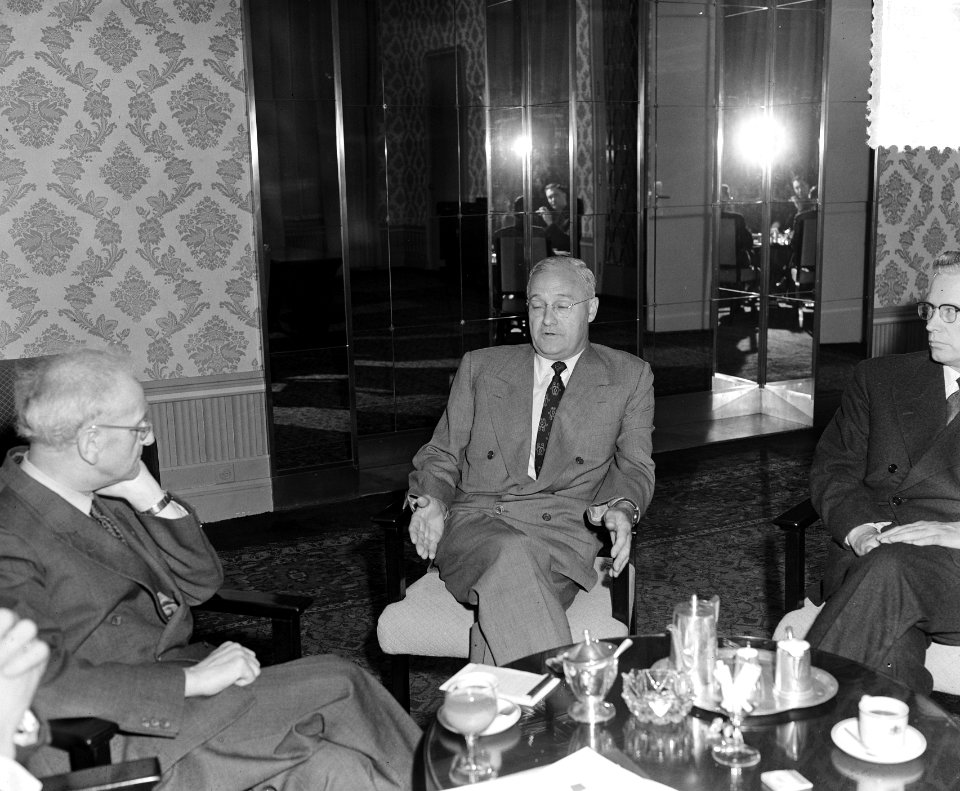 Frank C. Croxton rechts directeur, bezoeken Nederland op Schiphol, Bestanddeelnr 906-4278