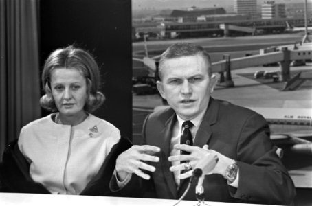 Frank Borman en echtgenote geven persconferentie op Schiphol, Bestanddeelnr 922-0905