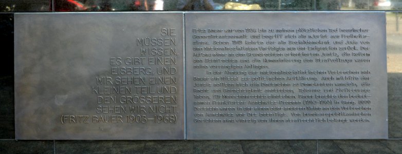 Frankfurt, Gedenkstein Fritz Bauer vor dem OLG, Tafel