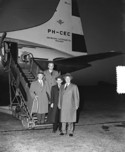 Frank C. Croxton rechts directeur, bezoeken Nederland op Schiphol, Bestanddeelnr 906-4277
