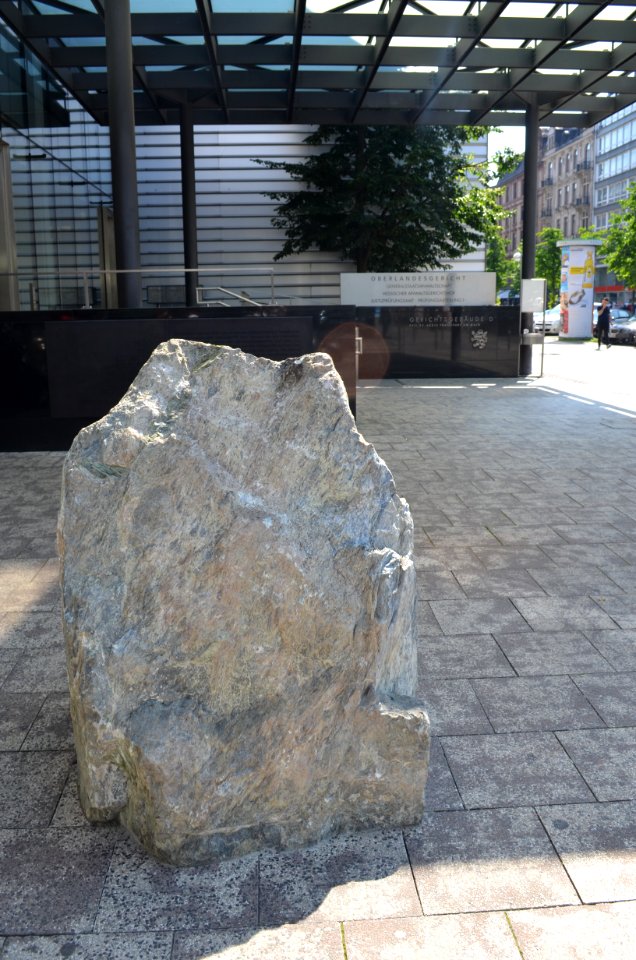 Frankfurt, Gedenkstein Fritz Bauer vor dem OLG