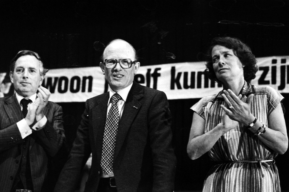 Fraktievoorzitter Rietkerk (midden), mevrouw van Someren en partijvoorzitter Kor, Bestanddeelnr 930-2238