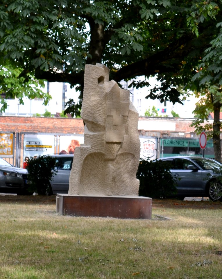 Frankfurt, Gustavsburgplatz, Living Stone (1)