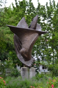 Frankfurt, Skulptur vor dem Rudolf-Steiner-Haus, Heussenstammstraße