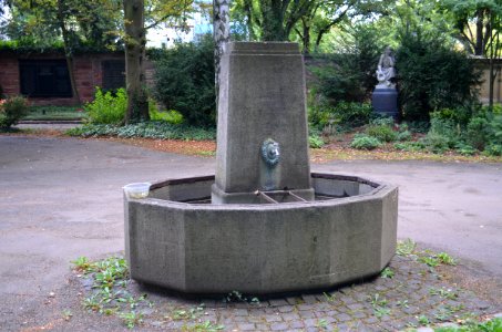 Frankfurt, Hauptfriedhof, Brunnen bei Grab D 272a