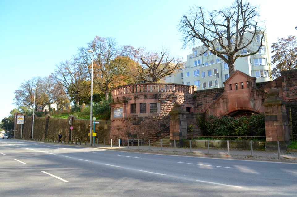 Frankfurt, Hühnerweg, Böschungsmauer (2)