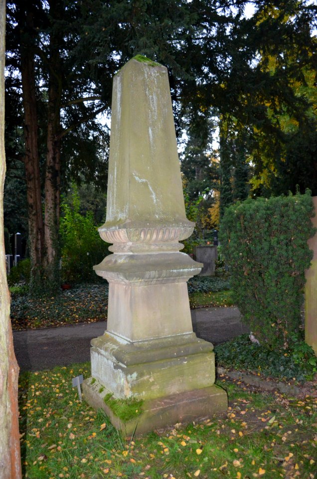Frankfurt, Südfriedhof, B 93, Grab Reutlinger (1)