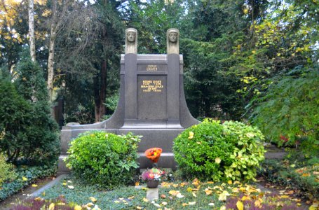 Frankfurt, Südfriedhof, B 1165, Grab Schleicher-Schütz-Louven