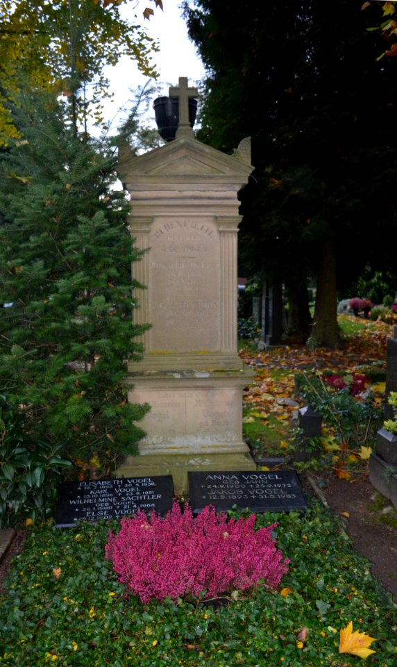 Frankfurt, Südfriedhof, B 92, Grab Vogel