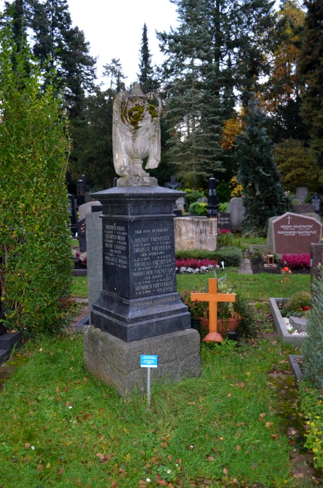 Frankfurt, Südfriedhof, B 308-309, Grab Euler-Freyeisen