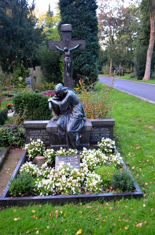 Frankfurt, Südfriedhof, A 734, Grab Stein