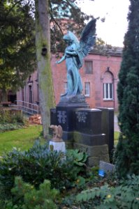Frankfurt, Südfriedhof, A 323a-325a, Grab Coutou, Richter, Petry (1)