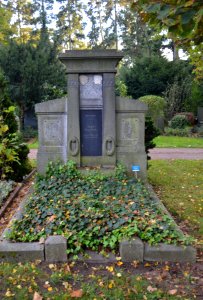 Frankfurt, Südfriedhof, A 131, Grab Holzapfel-Strobel