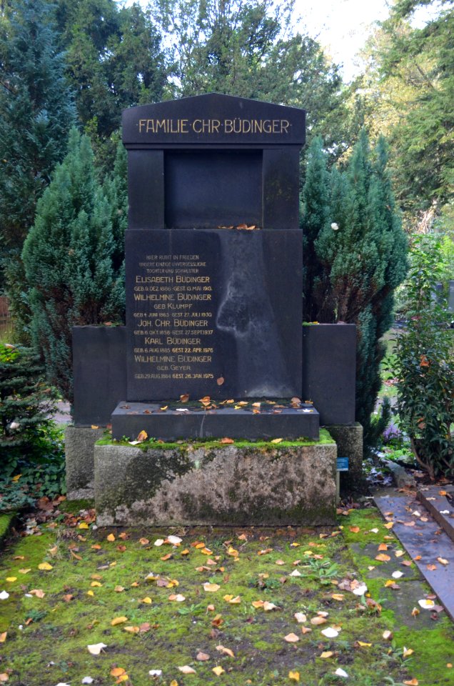 Frankfurt, Südfriedhof, A 210, Grab Büdinger (ohne Trauernde)