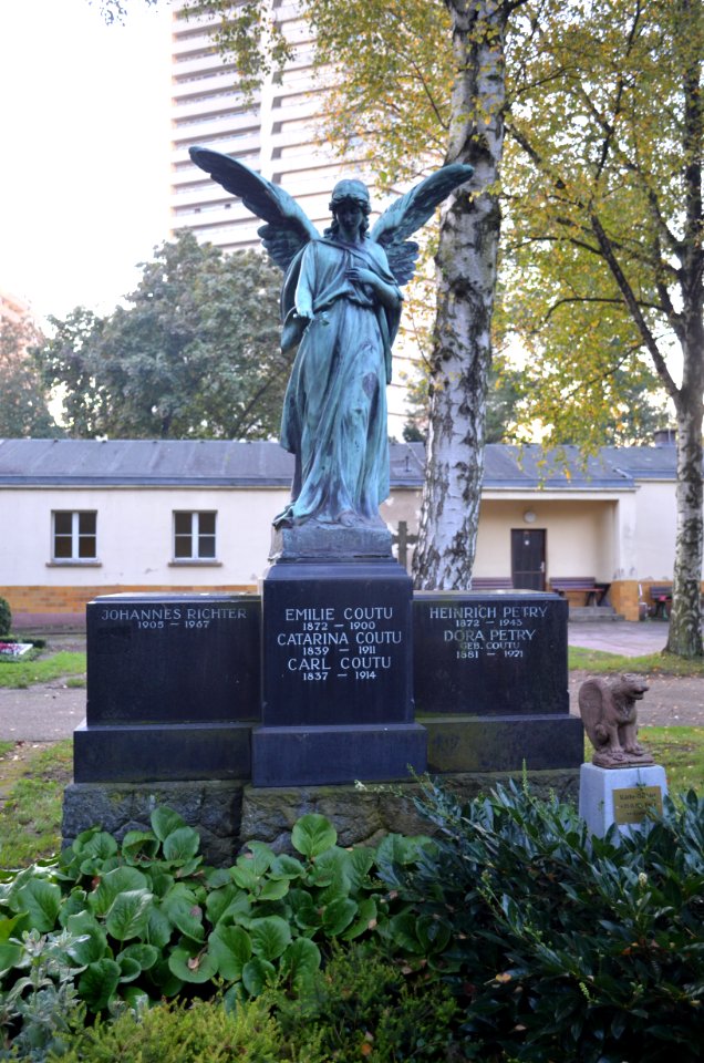 Frankfurt, Südfriedhof, A 323a-325a, Grab Coutou, Richter, Petry