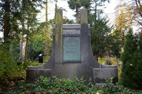 Frankfurt, Südfriedhof, B 1165, Grab Schleicher-Schütz-Louven, Rückseite