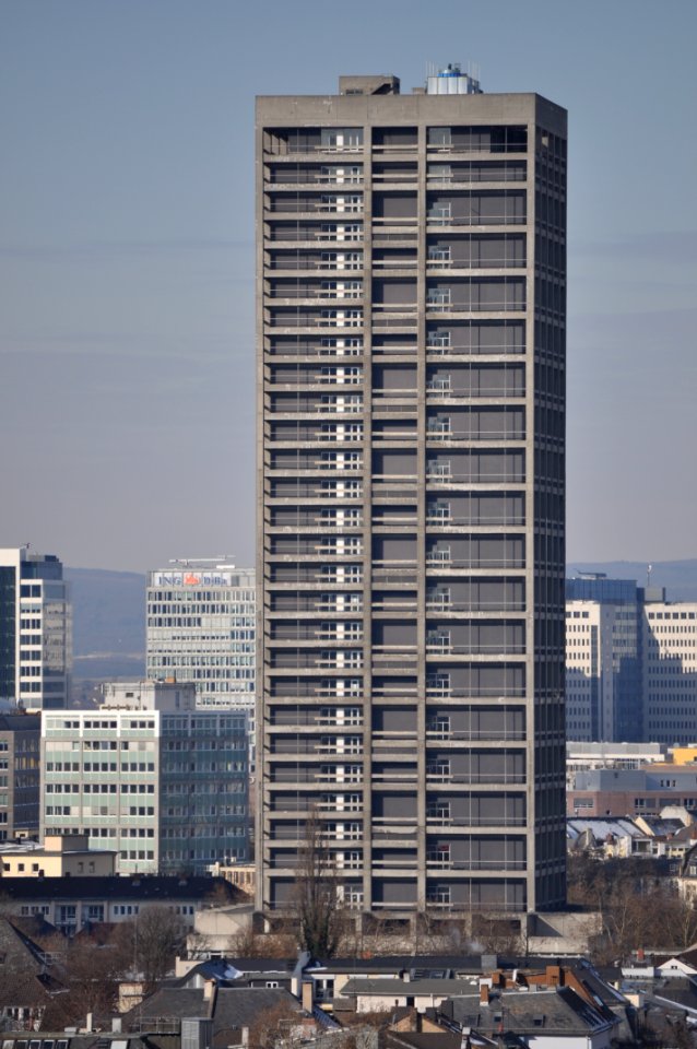 Frankfurt, AfE-Turm von Süden