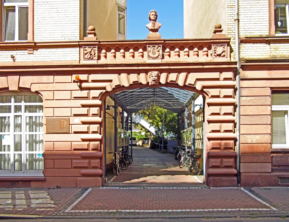 Frankfurt, Basaltstraße 23,Torbogen