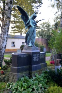 Frankfurt, Südfriedhof, A 323a-325a, Grab Coutou, Richter, Petry (2)