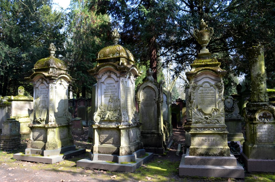 Frankfurt, Jüdischer Friedhof Rat Beil Straße, Grab Familie Rothschild (1)