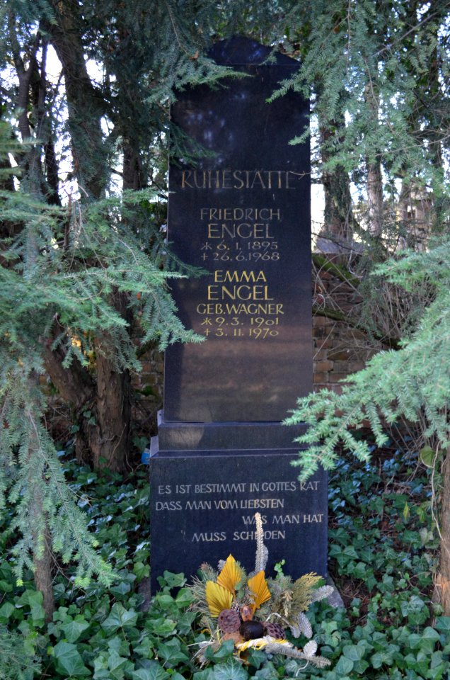 Friedhof Unterliederbach, Grab Engel 1968