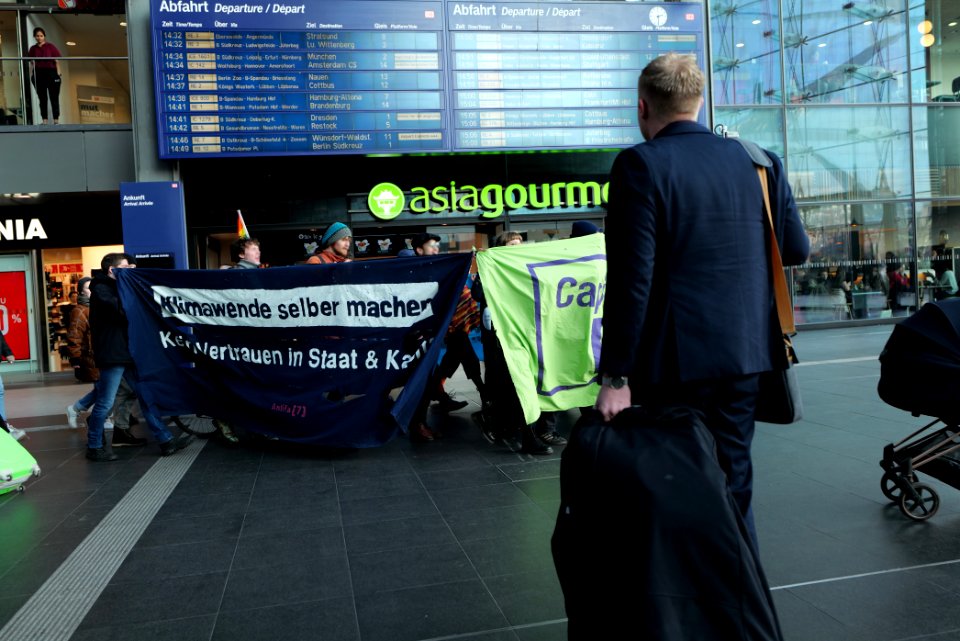 FridaysForFuture protest Berlin 2020-01-24 anti-capitalist protest at Hbf 15