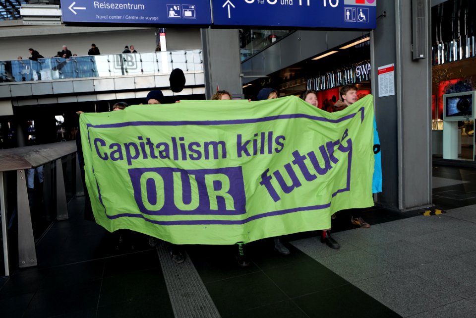 FridaysForFuture protest Berlin 2020-01-24 anti-capitalist protest at Hbf 13