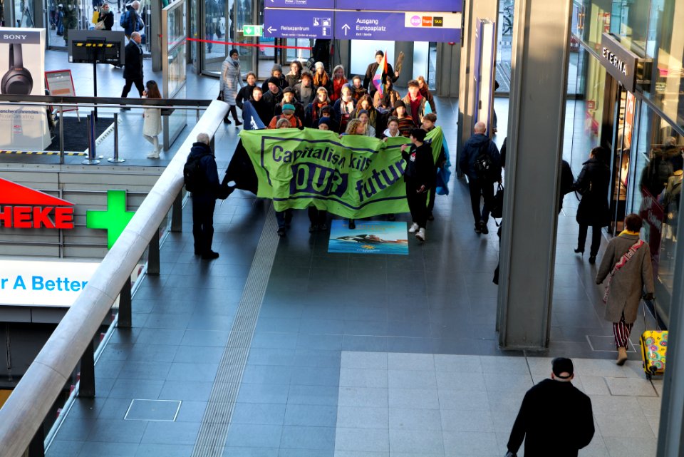 FridaysForFuture protest Berlin 2020-01-24 anti-capitalist protest at Hbf 04