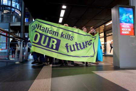 FridaysForFuture protest Berlin 2020-01-24 anti-capitalist protest at Hbf 08