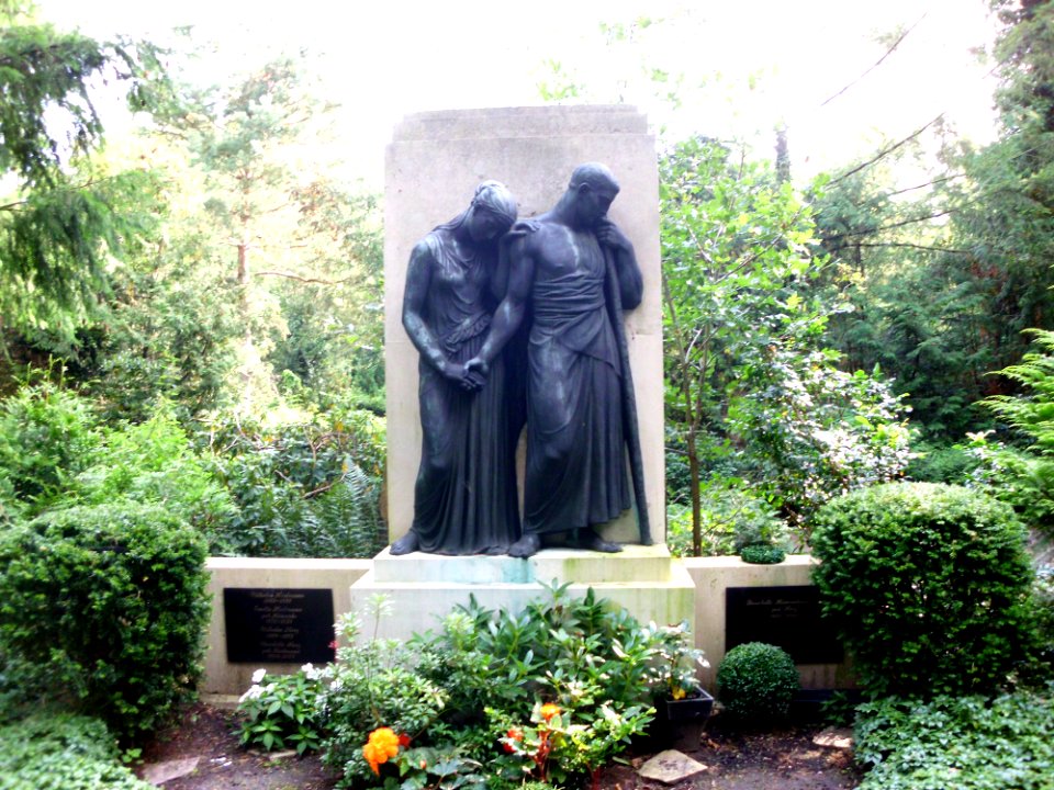 Friedhof grabmal edelmann 1
