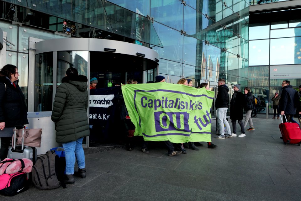 FridaysForFuture protest Berlin 2020-01-24 anti-capitalist protest at Hbf 17