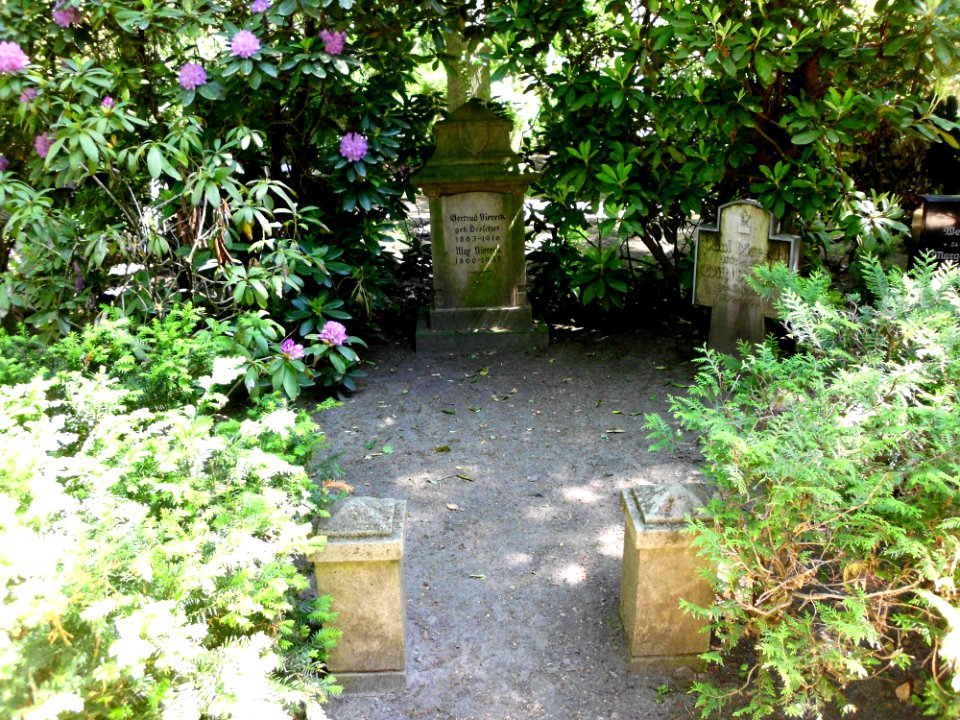 Friedhof Grabmal Viereck 1