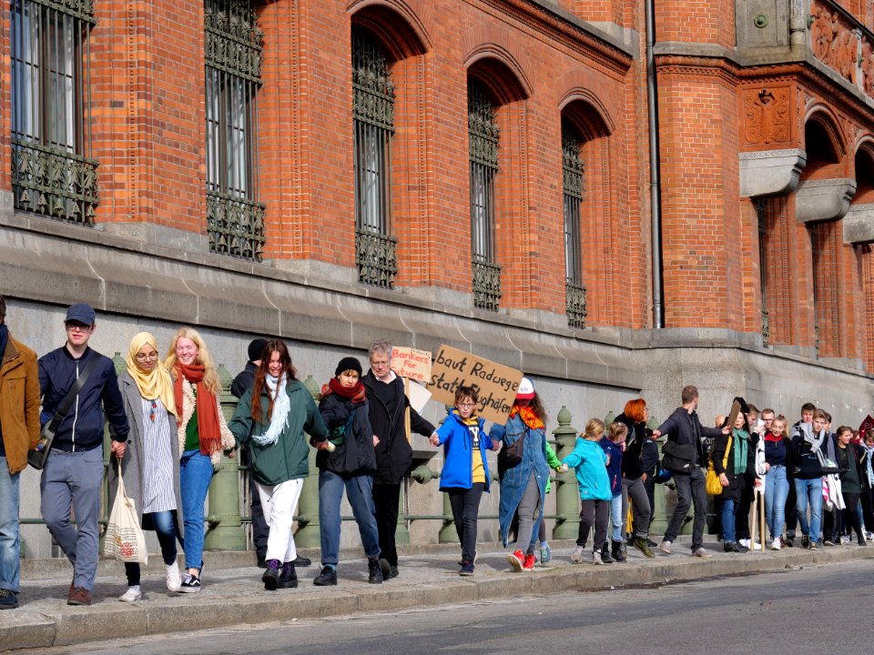 FridaysForFuture protest Berlin 11-10-2019 human chain at Rotes Rathaus 11