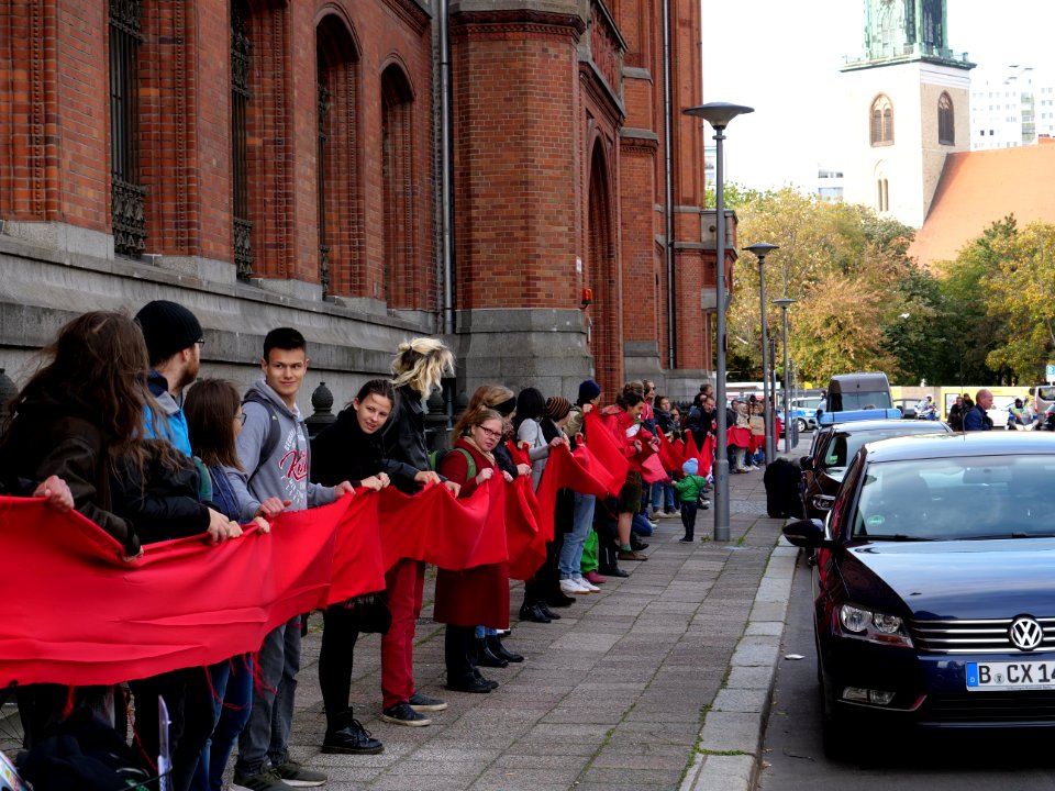 FridaysForFuture protest Berlin 11-10-2019 human chain at Rotes Rathaus 22